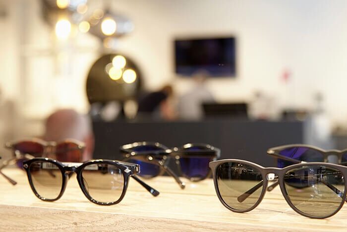 Solbriller med kan du få vejledning i hos Brande Brillecenter